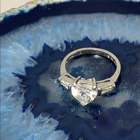 Jewelry - ⭐️Silver & CZ ladies heart shaped ring⭐️